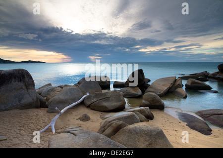 Schön mit Sonnenuntergang über dem Meer Stockfoto