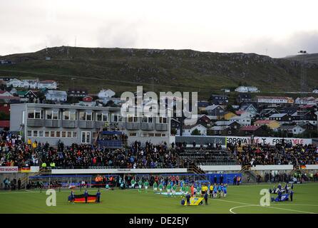 Tórshavn, Färöer. 10. September 2013. Eröffnungsfeier während der FIFA WM 2014 Qualifikation Gruppe C Fußball-match zwischen Färöer und Deutschland im Torsvollur Stadion in Tórshavn, Färöer, 10. September 2013. Foto: Thomas Eisenhuth/Dpa/Alamy Live News Stockfoto