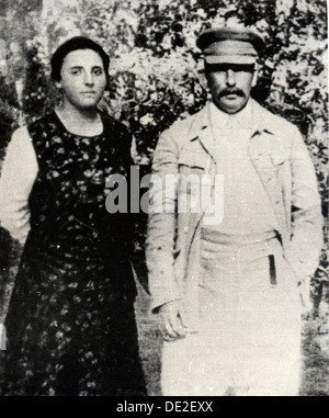 Sowjetische Staatschef Josef Stalin mit seiner zweiten Frau Nadezhda Alliluyeva, Ende der 20er Jahre. Artist: Unbekannt Stockfoto