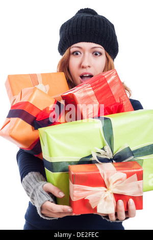 Überrascht Frau im Winter Hut hält viele Geschenke, isolierten auf weißen Hintergrund. Stockfoto