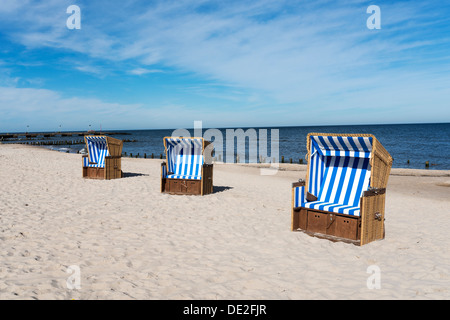 Leere Sonnenbaden Körbe am Strand. Stockfoto