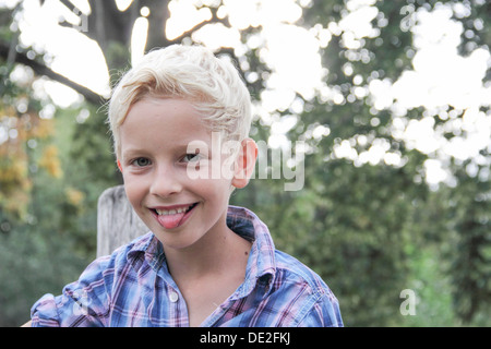 Junge mit seiner Zunge heraus Stockfoto