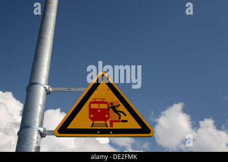Warnzeichen auf einem Bahnsteig Stockfoto