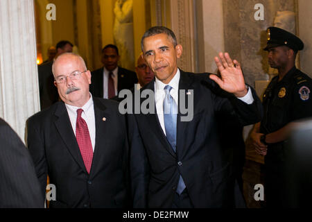 Washington DC, USA. 10. September 2013. US-Präsident Barack Obama geht vorbei an wartenden Medien auf seinem Weg zu einem Treffen mit republikanische Mitglieder des Kongresses, die Lage in Syrien am 10. September 2013 in an das US-Kapitol in Washington, DC zu diskutieren. Der Präsident wird von der Sergeant At Arms von Vereinigte Staaten Senat Terrance W. Gainer auf der linken Seite begleitet. Bildnachweis: Kristoffer Tripplaar / Pool über CNP Credit: Dpa picture-Alliance/Alamy Live News Stockfoto