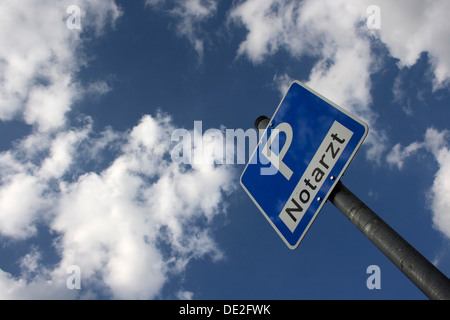 Zeichen, Parkplatz für Notärzte nur Stockfoto