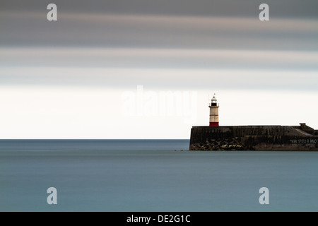 Langzeitbelichtung Foto von Newhaven Leuchtturm an der Hafenmauer Stockfoto