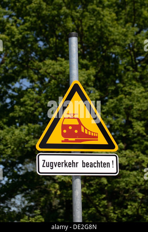 Zugverkehr Beachten!, Achtung, Züge, unterzeichnen auf Bahngelände Stockfoto