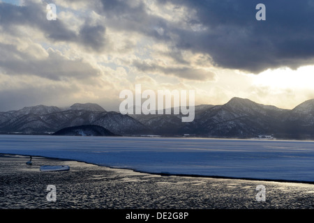 Abend Stimmung auf dem gefrorenen See Kussharo, Akan-Nationalpark, Kawayu Onsen, Hokkaido, Japan Stockfoto