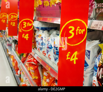 Chips in Asda Speicher bieten. Stockfoto