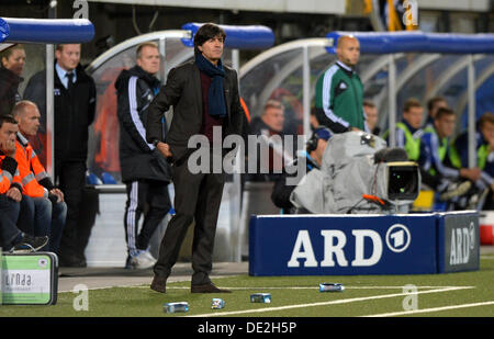 Tórshavn, Färöer. 10. September 2013. Deutschlands Trainer Joachim Löw reagiert während der FIFA WM 2014 Qualifikation Gruppe C Fußballspiel zwischen Färöer und Deutschland im Torsvollur Stadion in Tórshavn, Färöer, 10. September 2013. Foto: Thomas Eisenhuth/Dpa/Alamy Live News Stockfoto