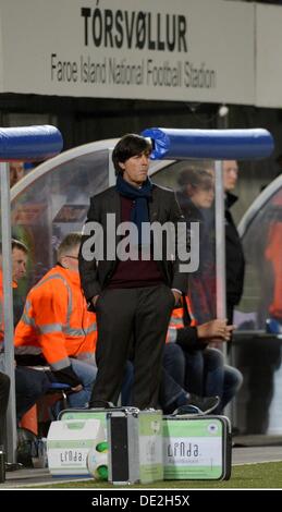 Tórshavn, Färöer. 10. September 2013. Deutschlands Trainer Joachim Löw reagiert während der FIFA WM 2014 Qualifikation Gruppe C Fußballspiel zwischen Färöer und Deutschland im Torsvollur Stadion in Tórshavn, Färöer, 10. September 2013. Foto: Thomas Eisenhuth/Dpa/Alamy Live News Stockfoto