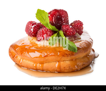 Brötchen mit Himbeeren und Ananas auf einem weißen Hintergrund isoliert