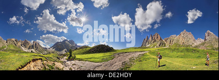 360° Panorama Blick auf die Geisler Berge, zwei Wanderer zu Fuß in der Nähe von Mittagsscharte Schlucht, Naturpark Puez-Geisler Stockfoto