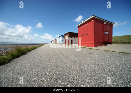 Bunte Strandhäuschen auf dem Deich an der Nordsee, Dagebuell, Nordfriesland, Schleswig-Holstein Stockfoto