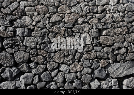 Trockenmauer besteht aus individuell gestapelt Lavafelsen, typisches Merkmal von Lanzarote, Lanzarote, Kanarische Inseln, Spanien Stockfoto