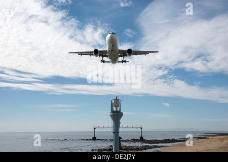 Airbus landet auf dem Start-und Landebahn 03 am Flughafen Arrecife, Lanzarote, Arrecife, Kanarische Inseln, Spanien Stockfoto