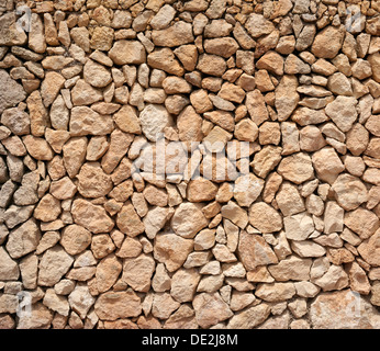 Typischen balearischen Trockenmauer gemacht aus gelben und roten Steinen Stockfoto