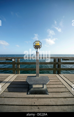 Münz-Fernglas auf einem Pier vor dem blauen Meer und blauer Himmel, Boltenhagen, Mecklenburg-Western Pomerania, Deutschland Stockfoto