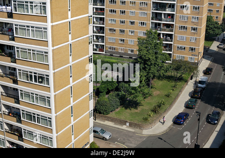 Schauen unten am Ende der Churchill Gardens Estate, Pimlico, London - mehrstöckigen Wohnblocks mit Grünflächen dazwischen. Stockfoto