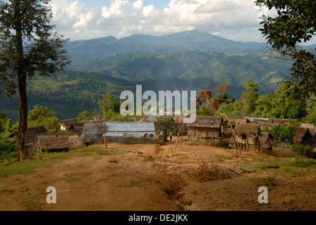 Armut, Dorf der Akha Nuqui Volksgruppe in den Bergen, einfachen Hütten, Ban Changteun, Phongsali Bezirk und Provinz Stockfoto