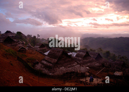 Armut, Abendstimmung in den Bergen, Dorf der ethnischen Gruppe der Akha Nuqui, strohgedeckten Hütten, Ban Peuyenxangkaw Stockfoto