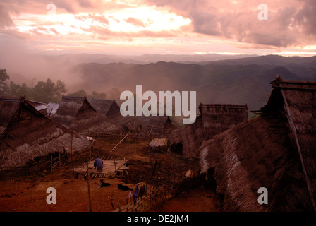 Armut, Abendstimmung in den Bergen, Dorf der ethnischen Gruppe der Akha Nuqui, strohgedeckten Hütten, Ban Peuyenxangkaw Stockfoto