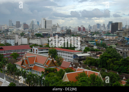 Blick vom goldenen Berge auf das Kloster Wat Saket und die Wolkenkratzer der Metropole Bangkok, Thailand Stockfoto