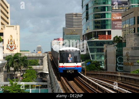 BTS Skytrain, Bangkok Mass Transit System, S-Bahn zwischen Wolkenkratzern, Bangkok, Thailand, Südostasien, Asien Stockfoto