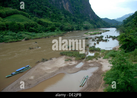 Natürlichen Fluss, unberührte Natur, Boote auf dem Nam Ou Fluss, Nong Khiaw, Luang Prabang Provinz, Laos, Südostasien, Asien Stockfoto