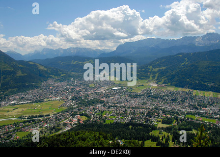 Blick vom Mt. Kramer oder Kramerspitz Mt. auf Garmisch-Partenkirchen, Mt. Zugspitze und Wettersteingebirge Bergkette in der Stockfoto