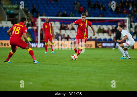 Cardiff, UK. Dienstag, 10. September 2013 im Bild: Gareth Bale von Wales (mit Ball) durchschneidet die serbische Verteidigung Re: Wales V Serbien, World Cup Qualifier an der Cardiff City Stadium, Cardiff, Wales Stockfoto