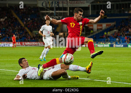 Cardiff, UK. Dienstag, 10. September 2013 im Bild: Gareth Bale von Wales (oben) wird durch Aleksandar Korarov von Serbien Re herausgefordert: Wales V Serbien, World Cup Qualifier an der Cardiff City Stadium, Cardiff, Wales Stockfoto