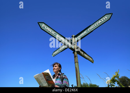 Welchen Weg Sie gehen? Ein Finger-Wegweiser zeigen vier Möglichkeiten, in der Nähe von Ditchling, East Sussex. Stockfoto