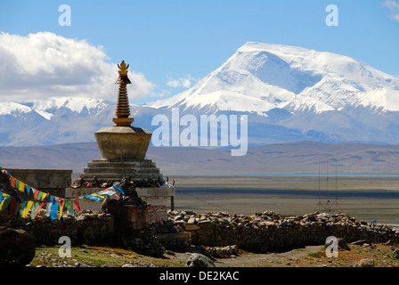 Tibetischen Buddhismus, Stupa, Chorten, Pilgerort Darchen, schneebedeckten Berg Gurla Mandhata, Kailash Region, Himalaya Stockfoto