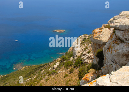 Küste, Klippen, Felsen, blaues Meer, Blick vom Mount Moutti Tis Sotiras, Bäder der Aphrodite, Akamas, Südzypern Stockfoto