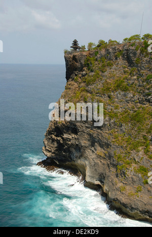 Balinesischen Hinduismus, Heiligtum auf einer Klippe hoch über dem Meer, kleinen balinesischen Pagode, Pura Luhur Uluwatu Tempel Halbinsel Bukit Stockfoto