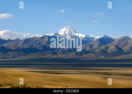 Tibetischen Buddhismus, weite Hochebene und den schneebedeckten Heiligen Berg Mount Kailash, 6714 m, Südseite mit Rinne, Bande Stockfoto