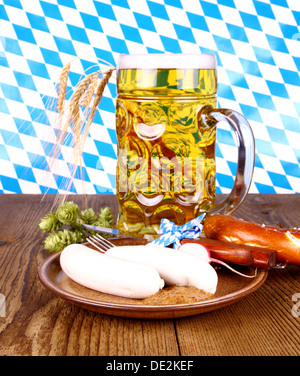 Oktoberfest-Menü mit Bier, Weißwurst, Brezel und Rettich Stockfoto