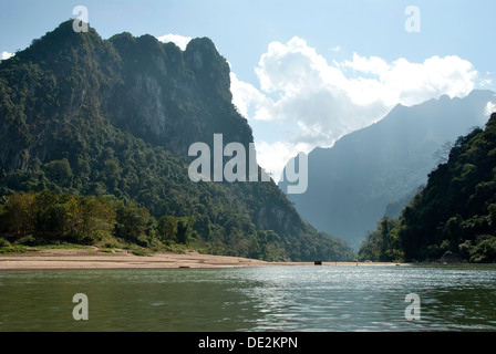 Karstlandschaft, bewaldeten Bergen am Fluss Nam Ou in Muang Ngoi Kao, Provinz Luang Prabang, Laos, Südostasien, Asien Stockfoto