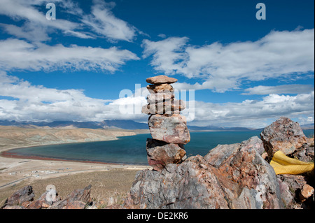 Mann in der Nähe von Chiu Gompa Kloster Stein, Blick über See Manasarovar, Mapham Yutsho, Gebiet Kailash, Ngari, Trans-Himalaya, Himalaya Stockfoto