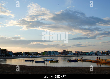 Boote schaukeln in der Bucht, Adria, Caorle, Provinz Venedig, Veneto, Italien, Europa Stockfoto