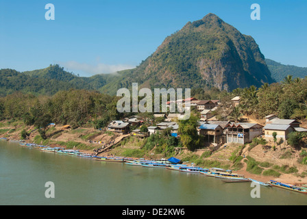 Dorf vor einem Berg, viele Boote am Ufer, Nam Ou Fluss, Nong Khiao, Luang Prabang Provinz, Laos, Südostasien Stockfoto