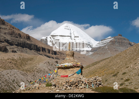 Tibetischen Buddhismus, alte Stupa, schneebedeckten Heiligen Berg Kailash oder Gang Rinpoche, Südseite mit einer Rinne, trail Pilger Stockfoto