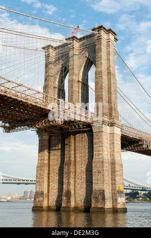 Mächtige Pfeiler einer Hängebrücke Anzeigen von Manhattan auf der Brooklyn Bridge, zwei Brücken District, East River in New York Stockfoto