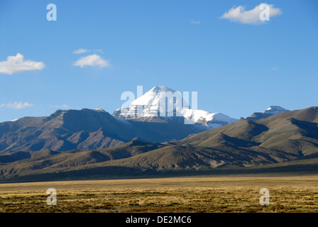 Tibetischen Buddhismus, weite Hochebene und den schneebedeckten Heiligen Berg Mount Kailash, 6714 m, Südseite mit Rinne, Bande Stockfoto