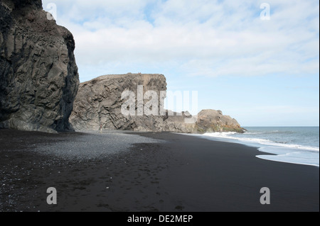 Schwarzen Sand Strand mit Basaltfelsen, Dyrhólaey, Ísland oder Island, Skandinavien, Nordeuropa, Europa Stockfoto