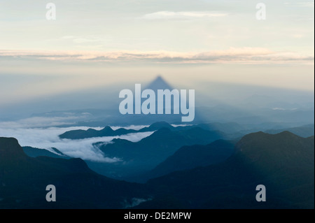 Pilger-Berg, erstellen einen Dreieck Schatten in der Landschaft, Ebenbild Gottes Sonne, buddhistische Tempel, Adam es Peak, Sri Pada Stockfoto