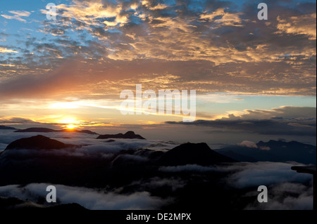 Bewölkten Himmel, Sonnenaufgang über den Bergen, Blick vom Adam's Peak, Dalhousie, Sri Lanka, Sri Pada, Zentrales Hochland Stockfoto