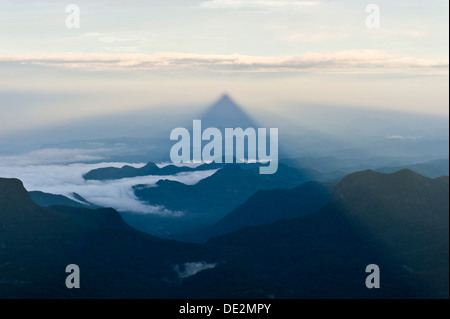 Pilger-Berg, erstellen einen Dreieck Schatten in der Landschaft, Ebenbild Gottes Sonne, buddhistische Tempel, Adam es Peak, Sri Pada Stockfoto