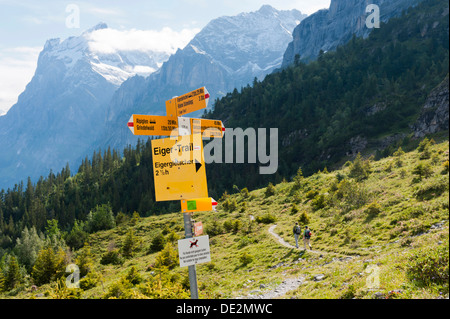 Gelbe Wegweiser zu den Eiger Trail oder Grindelwald unterhalb der Eiger-Nordwand, Wandern und trekking Route, Trek tragen, Grindelwald Stockfoto